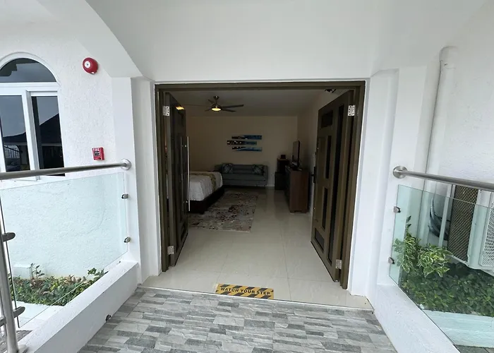 Hospitality Expert Bts 8 Pool Bar Inn